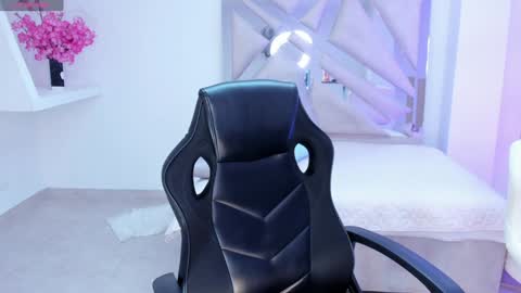 Snapshot of kendaall_jenner chatting on 02-06-25, 08:39 Kendall Jenner online show from 02-06-25, 08:39