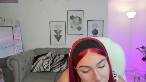 Snapshot of kendaall_jenner chatting on 02-18-25, 04:26 Kendall Jenner online show from 02-18-25, 04:26