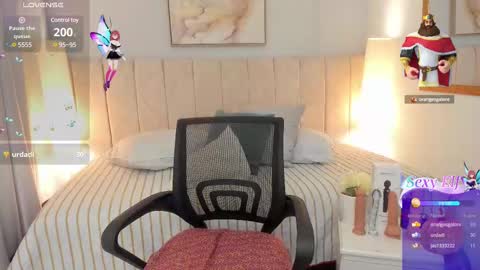 Snapshot of kendallqueenn chatting on 02-14-25, 11:20 Kendall online show from 02-14-25, 11:20
