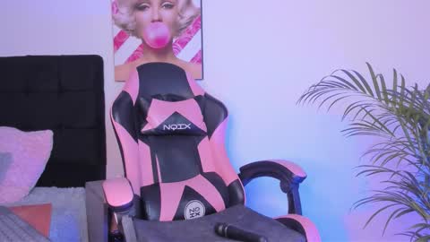 Snapshot of kenia_thompson01 chatting on 10-13-25, 07:25 01 online show from 10-13-25, 07:25