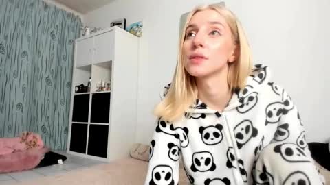 Kenzie online show from 10-26-25, 01:50