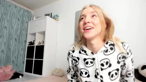 Kenzie online show from 10-27-25, 04:27