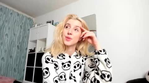 Kenzie online show from 11-10-25, 04:44