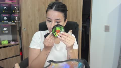 Snapshot of keyn_laurent_ chatting on 12-26-24, 12:14 Laura online show from 12-26-24, 12:14