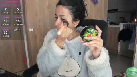 Snapshot of keyn_laurent_ chatting on 12-31-24, 10:58 Laura online show from 12-31-24, 10:58