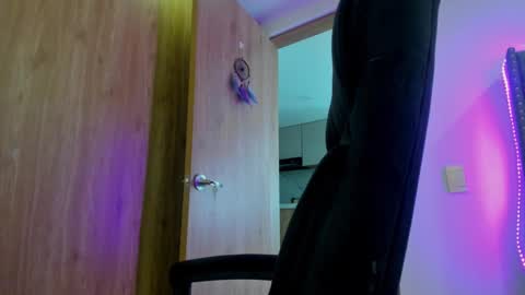 Snapshot of keyn_laurent_ chatting on 02-14-25, 04:09 Laura online show from 02-14-25, 04:09
