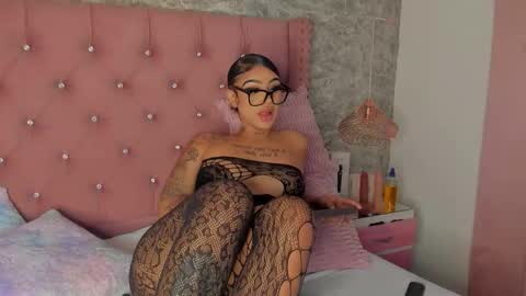 Khelany Isyy  online show from 10-27-25, 02:43