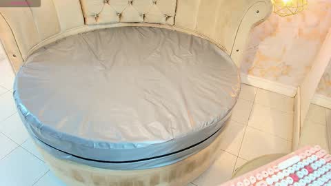 Khloe online show from 12-15-25, 12:09