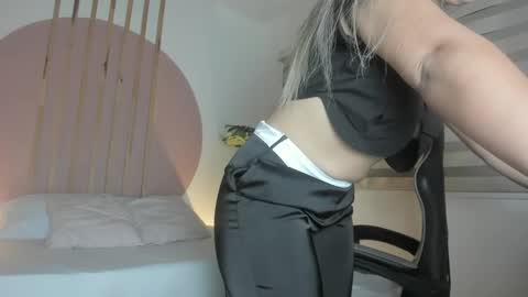 K I A R A  online show from 10-24-25, 02:41