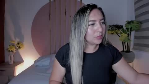 K I A R A  online show from 10-25-25, 03:58