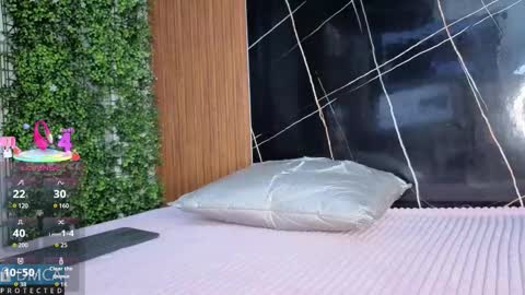 Snapshot of kiara_zahiri_ chatting on 10-17-25, 11:02 Kiara Zahiri online show from 10-17-25, 11:02