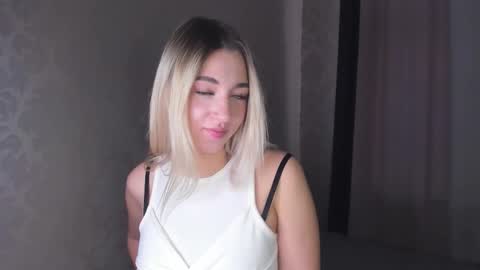 Snapshot of kiki_bloom chatting on 11-20-25, 11:43 Bella online show from 11-20-25, 11:43