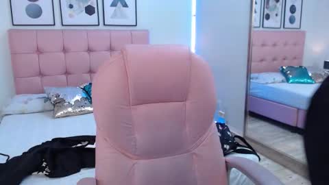 kIKI online show from 10-22-25, 04:18