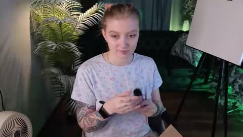 Snapshot of kiki_shay chatting on 12-22-25, 10:07 Kiki online show from 12-22-25, 10:07