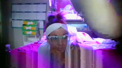 kikilovespartylights online show from 03-09-26, 05:50