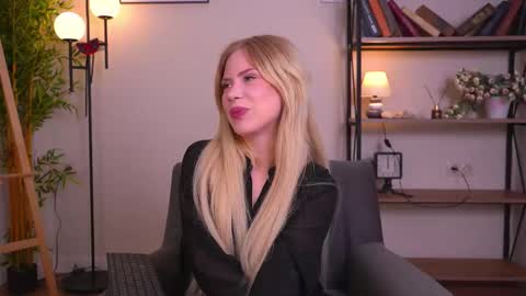 Snapshot of kikioopsy chatting on 10-10-25, 04:22 Kiki online show from 10-10-25, 04:22