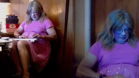 kim crossdresser     no nude room and clean chat only. online show from 11-10-25, 03:33