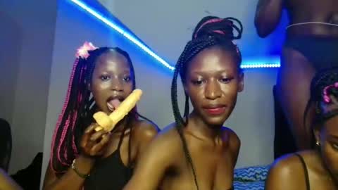 Snapshot of kimberly_chloe chatting on 11-25-25, 05:57 Kimberly online show from 11-25-25, 05:57