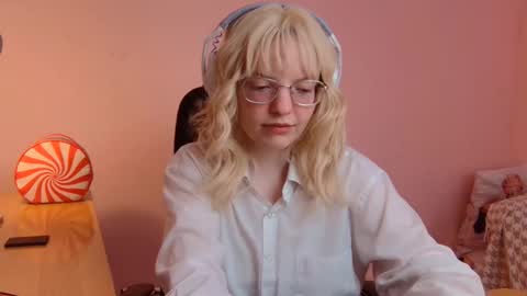 Emy online show from 09-30-25, 07:13