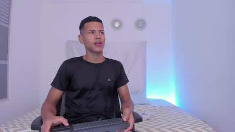 Snapshot of kingstark_ chatting on 10-03-25, 11:40 sebastian online show from 10-03-25, 11:40