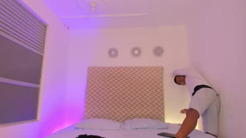 Snapshot of kingstark_ chatting on 10-31-25, 11:22 sebastian online show from 10-31-25, 11:22