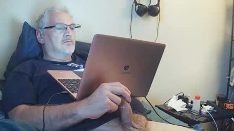 kingtongue10 online show from 10-21-25, 10:32