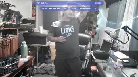 Snapshot of kinkybiguy14 chatting on 10-27-25, 07:45 Kinky Cassie online show from 10-27-25, 07:45