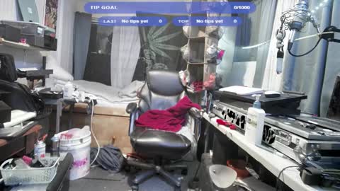 Snapshot of kinkybiguy14 chatting on 12-05-25, 01:03 Kinky Cassie online show from 12-05-25, 01:03