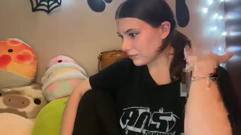Snapshot of kinkycreative chatting on 11-24-25, 11:26 kinkycreative online show from 11-24-25, 11:26