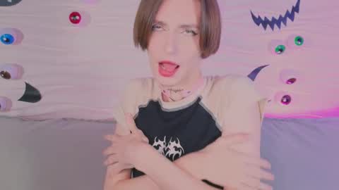 Snapshot of kira_long chatting on 10-31-25, 05:08 MADI online show from 10-31-25, 05:08