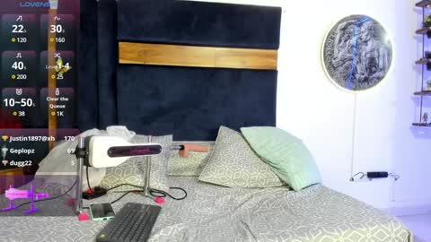 Kissing Company online show from 01-06-25, 08:24