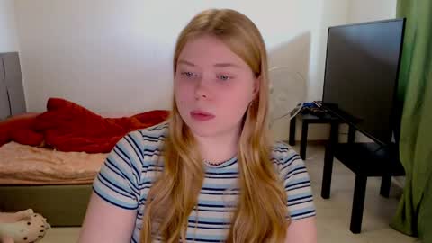Snapshot of kitten_jenny01 chatting on 05-08-26, 11:37 Jennyblonde and Emmabrunette online show from 05-08-26, 11:37