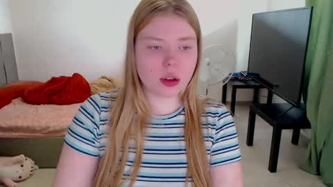 Snapshot of kitten_jenny01 chatting on 05-09-26, 11:48 Jennyblonde and Emmabrunette online show from 05-09-26, 11:48