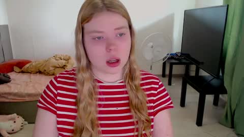 Snapshot of kitten_jenny01 chatting on 05-10-26, 10:20 Jennyblonde and Emmabrunette online show from 05-10-26, 10:20