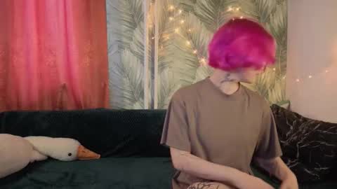 Snapshot of kittenishe chatting on 09-18-25, 11:23 Emily online show from 09-18-25, 11:23