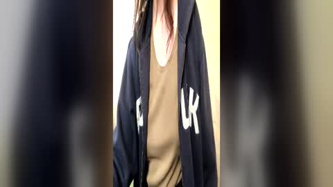 Snapshot of kittie_creme chatting on 06-18-26, 09:25 Kittie Creme online show from 06-18-26, 09:25