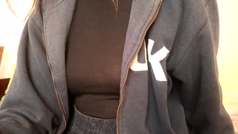 Snapshot of kittie_creme chatting on 07-30-26, 01:32 Kittie Creme online show from 07-30-26, 01:32