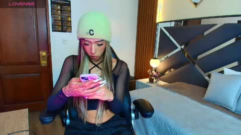 Snapshot of kittie_vixen chatting on 04-25-26, 07:55 Kittie Vixen online show from 04-25-26, 07:55