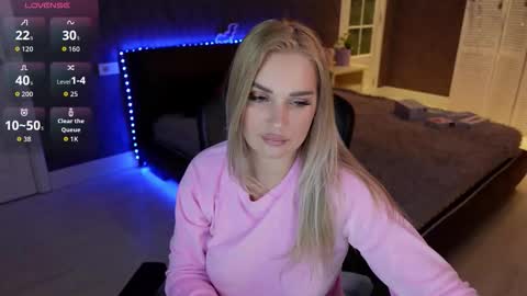 Snapshot of kittiliza chatting on 10-31-25, 10:44 kittiliza online show from 10-31-25, 10:44