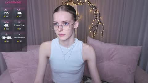 Snapshot of kitty__like18 chatting on 05-13-26, 01:03 Kitty online show from 05-13-26, 01:03
