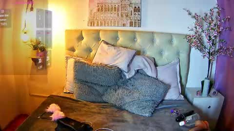 K I T T Y   online show from 11-24-25, 07:24