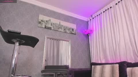 Snapshot of kitty_wichis chatting on 12-12-24, 05:10 Kendall Saray online show from 12-12-24, 05:10