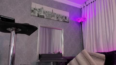 Snapshot of kitty_wichis chatting on 12-13-24, 07:58 Kendall Saray online show from 12-13-24, 07:58