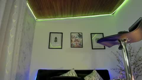 Snapshot of kitty_wichis chatting on 02-14-25, 11:53 Kendall Saray online show from 02-14-25, 11:53