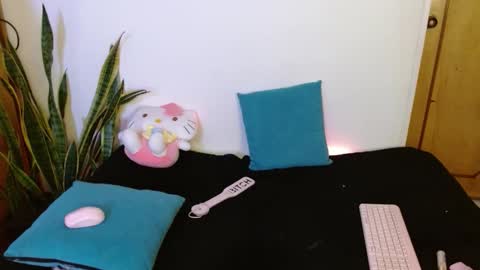 LAURA  help me reach 100likes online show from 02-11-26, 07:02