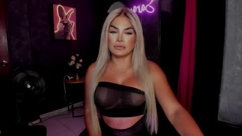 Snapshot of kittyhotts chatting on 04-16-26, 10:27 Sari bell online show from 04-16-26, 10:27