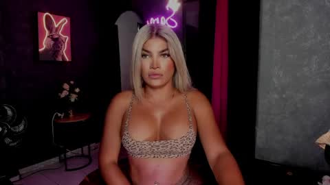 Snapshot of kittyhotts chatting on 04-20-26, 10:18 Sari bell online show from 04-20-26, 10:18