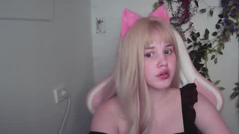 Snapshot of kittysouffle chatting on 12-17-24, 11:49 KItty Souffle online show from 12-17-24, 11:49