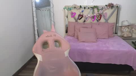 Snapshot of kittystar_tay chatting on 03-07-25, 07:05 Kitty online show from 03-07-25, 07:05