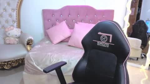 Snapshot of kittystar_tay chatting on 09-30-25, 11:48 Kitty online show from 09-30-25, 11:48